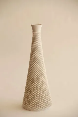 "Gözyaşı" eseri SANVER ÖZGÜVEN tarafından 2018 yılında 30x11x11 cm ölçülerinde Üç Boyutlu Seramik Yazıcı ile Şekillendirme 1230 °C tekniği ile yapılmıştır.