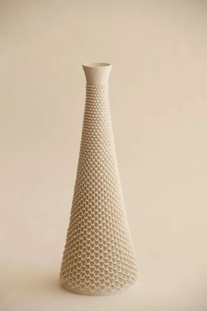 yakınlaştır "Gözyaşı" eseri SANVER ÖZGÜVEN tarafından 2018 yılında 30x11x11 cm ölçülerinde Üç Boyutlu Seramik Yazıcı ile Şekillendirme 1230 °C tekniği ile yapılmıştır.