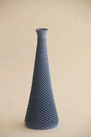 "Gözyaşı" eseri SANVER ÖZGÜVEN tarafından 2018 yılında 30x11x11 cm ölçülerinde Üç Boyutlu Seramik Yazıcı ile Şekillendirme 1230 °C tekniği ile yapılmıştır.