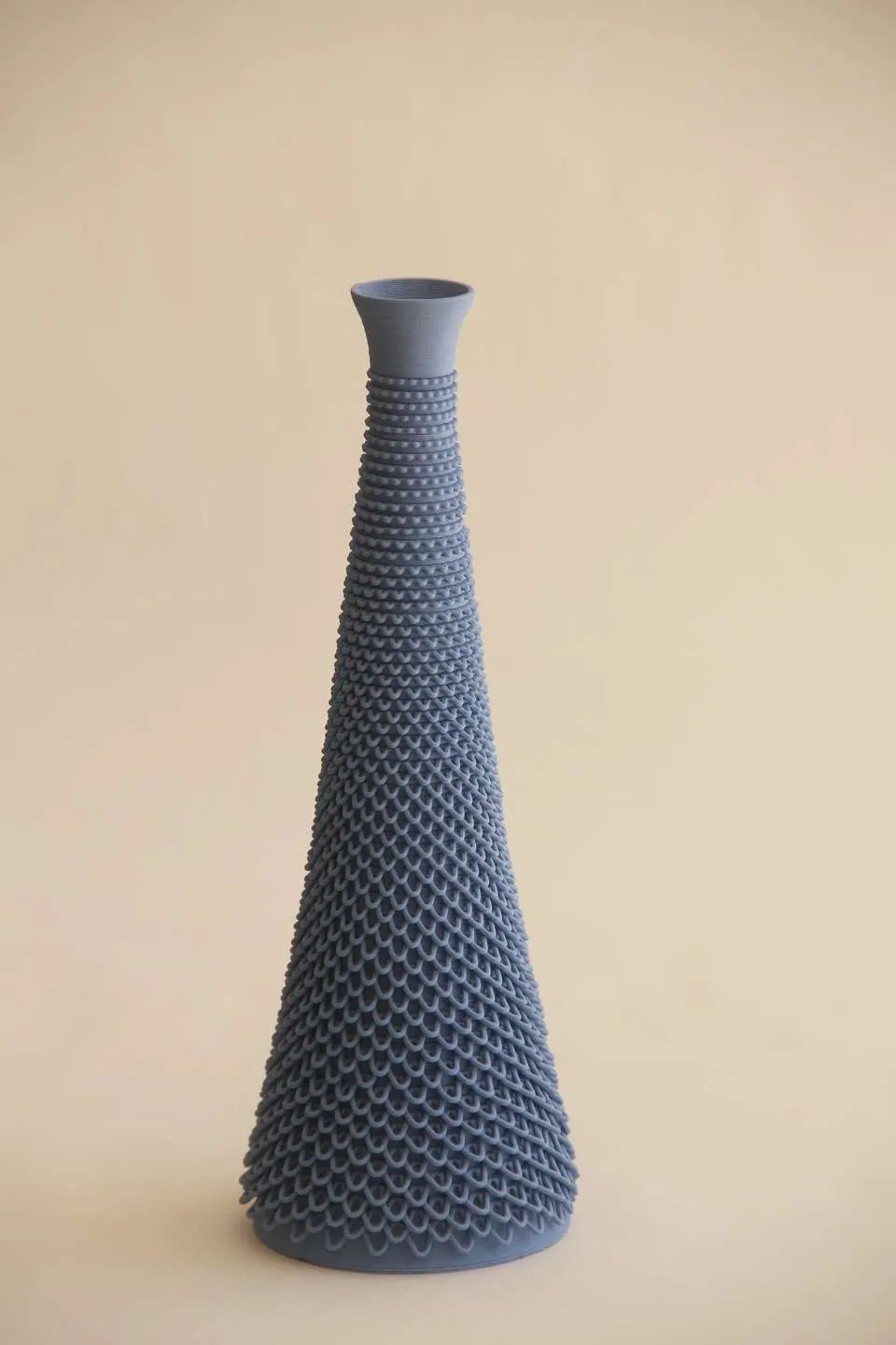 "Gözyaşı" eseri SANVER ÖZGÜVEN tarafından 2018 yılında 30x11x11 cm ölçülerinde Üç Boyutlu Seramik Yazıcı ile Şekillendirme 1230 °C tekniği ile yapılmıştır.