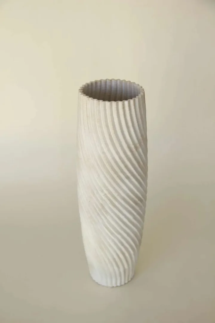 yakınlaştır "isimsiz" eseri SANVER ÖZGÜVEN tarafından 2018 yılında 30x10x10 cm ölçülerinde Üç Boyutlu Seramik Yazıcı ile Şekillendirme 1230 °C tekniği ile yapılmıştır.