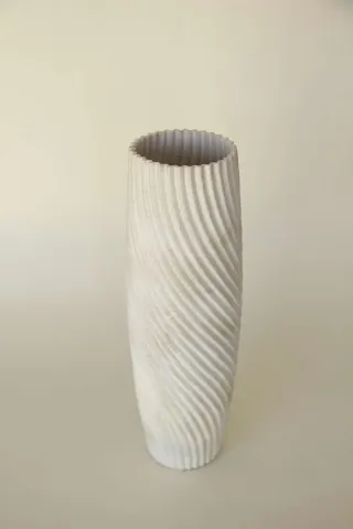 "isimsiz" eseri SANVER ÖZGÜVEN tarafından 2018 yılında 30x10x10 cm ölçülerinde Üç Boyutlu Seramik Yazıcı ile Şekillendirme 1230 °C tekniği ile yapılmıştır.