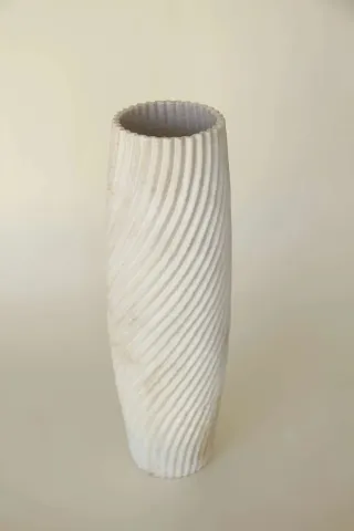 "isimsiz" eseri SANVER ÖZGÜVEN tarafından 2018 yılında 30x10x10 cm ölçülerinde Üç Boyutlu Seramik Yazıcı ile Şekillendirme 1230 °C tekniği ile yapılmıştır.