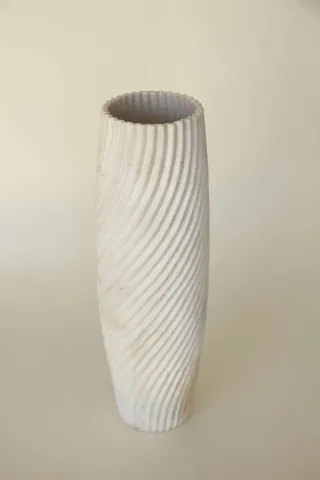 "isimsiz" eseri SANVER ÖZGÜVEN tarafından 2018 yılında 30x10x10 cm ölçülerinde Üç Boyutlu Seramik Yazıcı ile Şekillendirme 1230 °C tekniği ile yapılmıştır.