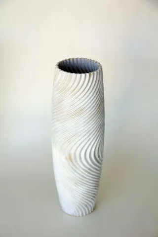 "isimsiz" eseri SANVER ÖZGÜVEN tarafından 2018 yılında 30x10x10 cm ölçülerinde Üç Boyutlu Seramik Yazıcı ile Şekillendirme 1230 °C tekniği ile yapılmıştır.