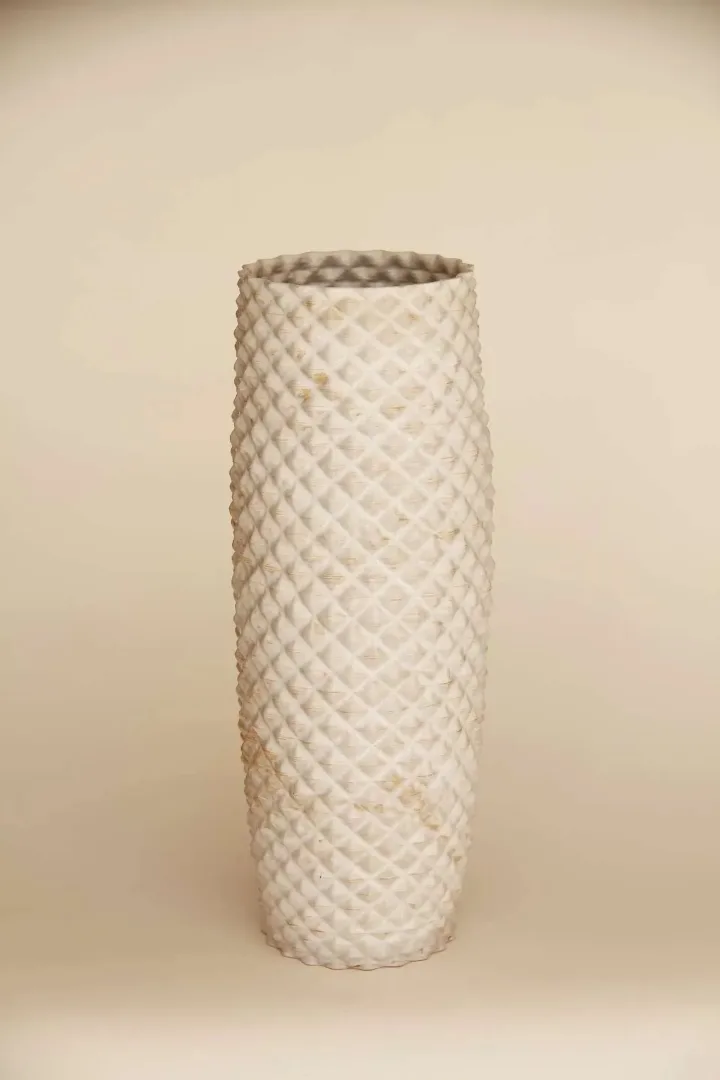 "isimsiz" eseri SANVER ÖZGÜVEN tarafından 2018 yılında 30x10x10 cm ölçülerinde Üç Boyutlu Seramik Yazıcı ile Şekillendirme 1230 °C tekniği ile yapılmıştır.