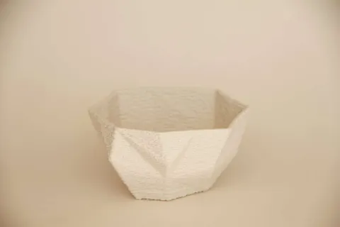 "White Poly Bowl" eseri SANVER ÖZGÜVEN tarafından Üç Boyutlu Seramik Yazıcı ile Şekillendirme 1230 °C tekniği ile yapılmıştır.