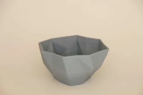 "Gray Poly Bowl" eseri SANVER ÖZGÜVEN tarafından Üç Boyutlu Seramik Yazıcı ile Şekillendirme 1230 °C tekniği ile yapılmıştır.