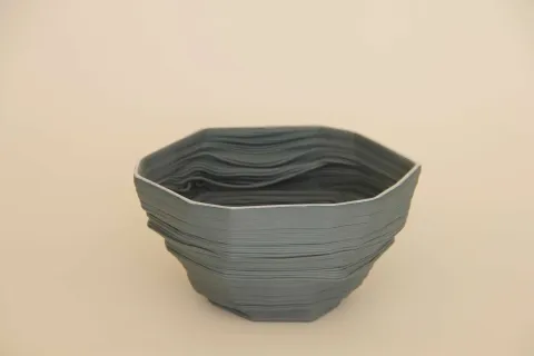 "Gray Poly Bowl" eseri SANVER ÖZGÜVEN tarafından Üç Boyutlu Seramik Yazıcı ile Şekillendirme 1230 °C tekniği ile yapılmıştır.