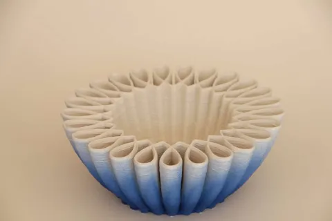 "Blue White Flower Bowl" eseri SANVER ÖZGÜVEN tarafından 2019 yılında 8x21x21 cm ölçülerinde Üç Boyutlu Seramik Yazıcı ile Şekillendirme 1230 °C tekniği ile yapılmıştır.