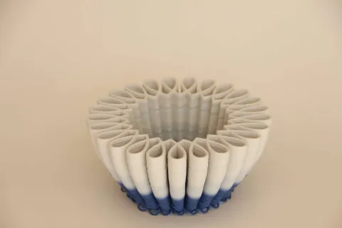 "Blue White Flower Bowl" eseri SANVER ÖZGÜVEN tarafından 2019 yılında 8x17x17 cm ölçülerinde Üç Boyutlu Seramik Yazıcı ile Şekillendirme 1230 °C tekniği ile yapılmıştır.