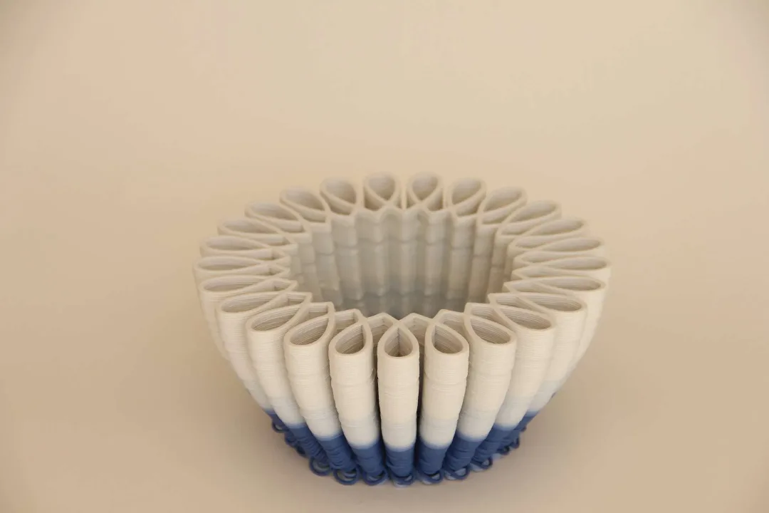 yakınlaştır "Blue White Flower Bowl" eseri SANVER ÖZGÜVEN tarafından 2019 yılında 8x17x17 cm ölçülerinde Üç Boyutlu Seramik Yazıcı ile Şekillendirme 1230 °C tekniği ile yapılmıştır.