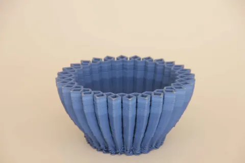 "Blue Flower Bowl" eseri SANVER ÖZGÜVEN tarafından 2019 yılında 8x17x17 cm ölçülerinde Üç Boyutlu Seramik Yazıcı ile Şekillendirme 1230 °C tekniği ile yapılmıştır.