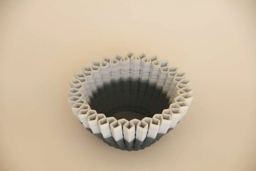 yakınlaştır "Gray White Flower Bowl" eseri SANVER ÖZGÜVEN tarafından 2019 yılında 7x16.5x16.5 cm ölçülerinde Üç Boyutlu Seramik Yazıcı ile Şekillendirme 1230 °C tekniği ile yapılmıştır.