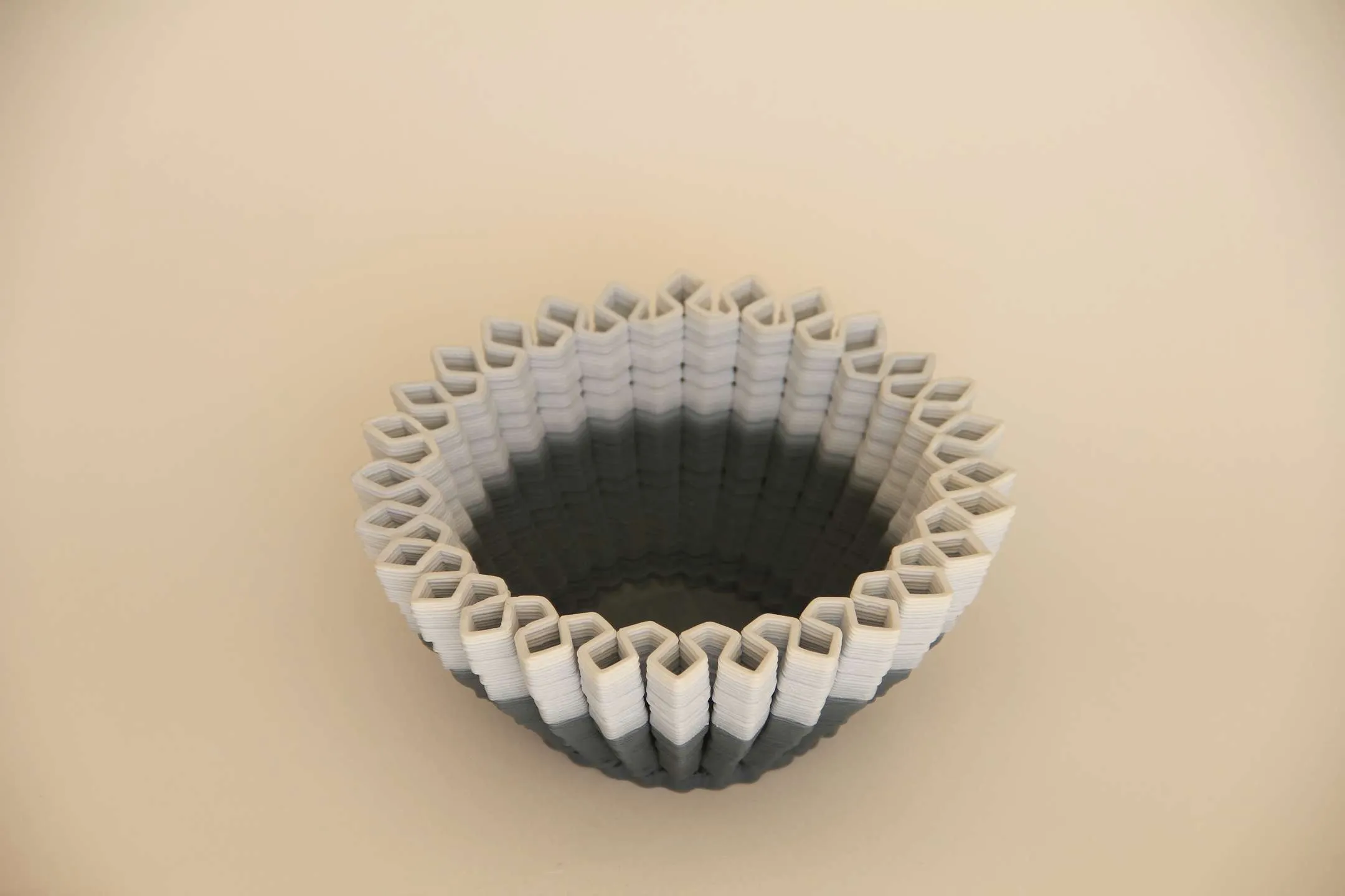 "Gray White Flower Bowl" eseri SANVER ÖZGÜVEN tarafından 2019 yılında 7x16.5x16.5 cm ölçülerinde Üç Boyutlu Seramik Yazıcı ile Şekillendirme 1230 °C tekniği ile yapılmıştır.