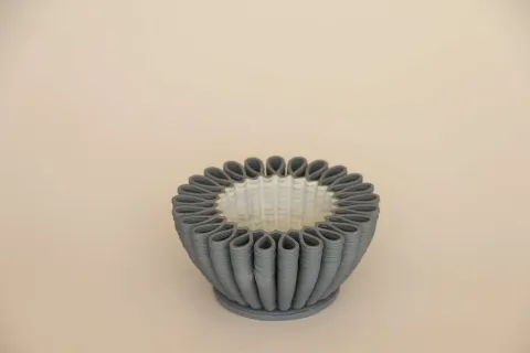 "Gray White Flower Bowl" eseri SANVER ÖZGÜVEN tarafından 2019 yılında 7x16.5x16.5 cm ölçülerinde Üç Boyutlu Seramik Yazıcı ile Şekillendirme 1230 °C tekniği ile yapılmıştır.