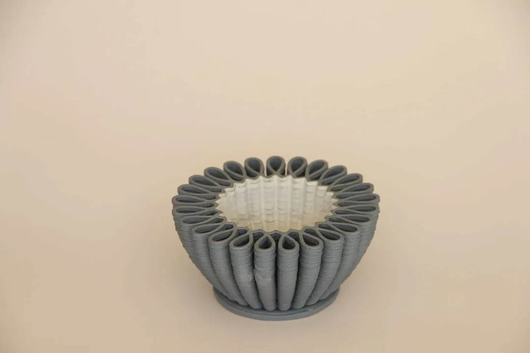 yakınlaştır "Gray White Flower Bowl" eseri SANVER ÖZGÜVEN tarafından 2019 yılında 7x16.5x16.5 cm ölçülerinde Üç Boyutlu Seramik Yazıcı ile Şekillendirme 1230 °C tekniği ile yapılmıştır.