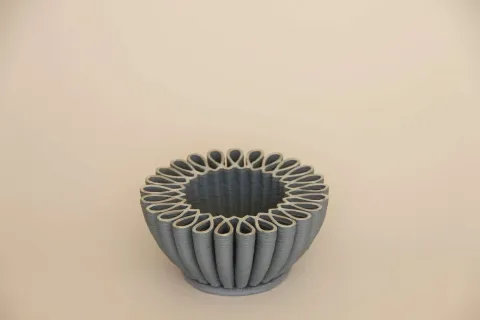 "Gray White Flower Bowl" eseri SANVER ÖZGÜVEN tarafından 2019 yılında 7x16.5x16.5 cm ölçülerinde Üç Boyutlu Seramik Yazıcı ile Şekillendirme 1230 °C tekniği ile yapılmıştır.