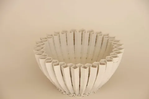 "White Flower Bowl" eseri SANVER ÖZGÜVEN tarafından 2019 yılında 8.5x18x18 cm ölçülerinde Üç Boyutlu Seramik Yazıcı ile Şekillendirme 1230 °C tekniği ile yapılmıştır.