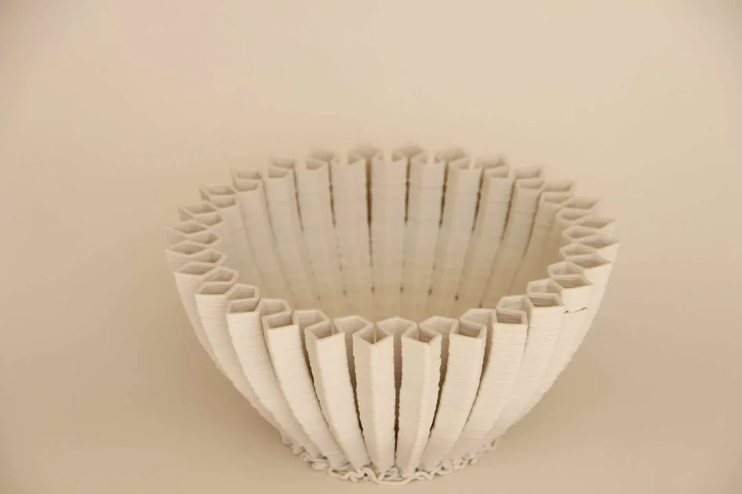 yakınlaştır "White Flower Bowl" eseri SANVER ÖZGÜVEN tarafından 2019 yılında 8.5x18x18 cm ölçülerinde Üç Boyutlu Seramik Yazıcı ile Şekillendirme 1230 °C tekniği ile yapılmıştır.