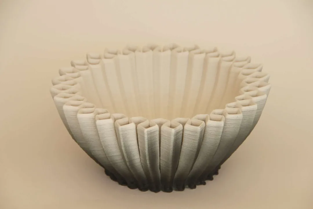 "White Gray Flower Bowl" eseri SANVER ÖZGÜVEN tarafından 2019 yılında 9.5x22x22 cm ölçülerinde Üç Boyutlu Seramik Yazıcı ile Şekillendirme 1230 °C tekniği ile yapılmıştır.
