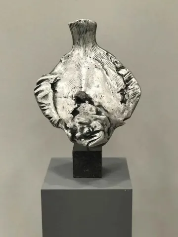 "Kalkan" eseri SERKAN SUPHİ ERTUĞRUL tarafından 2018 yılında 70x37x6 cm ölçülerinde 1/1 Alüminyum Döküm tekniği ile yapılmıştır.