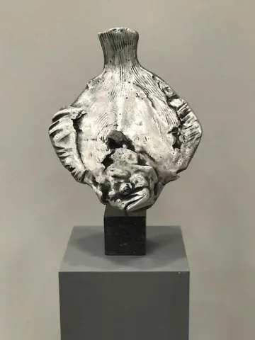 SERKAN SUPHİ ERTUĞRUL — “Kalkan”, 2018 "Kalkan" eseri SERKAN SUPHİ ERTUĞRUL tarafından 2018 yılında 70x37x6 cm ölçülerinde 1/1 Alüminyum Döküm tekniği ile yapılmıştır.