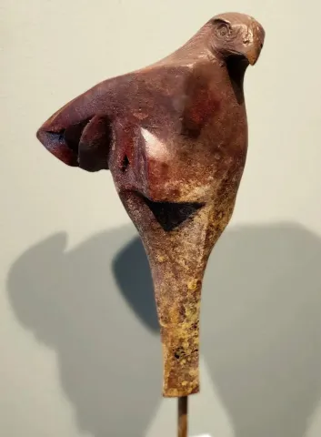 "Kartal" eseri SERKAN SUPHİ ERTUĞRUL tarafından 2019 yılında 56x15x15 cm ölçülerinde Bronz tekniği ile yapılmıştır.