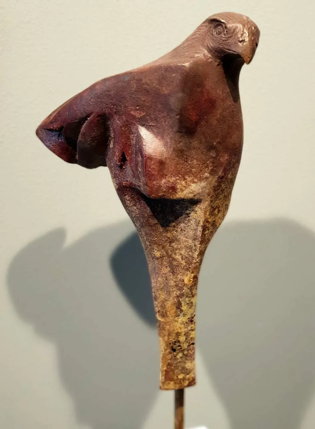 "Kartal" eseri SERKAN SUPHİ ERTUĞRUL tarafından 2019 yılında 56x15x15 cm ölçülerinde Bronz tekniği ile yapılmıştır.