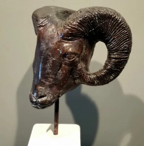 SERKAN SUPHİ ERTUĞRUL — “Koç Başı”, 2019 "Koç Başı" eseri SERKAN SUPHİ ERTUĞRUL tarafından 2019 yılında 45x22x16 cm ölçülerinde Bronz tekniği ile yapılmıştır.