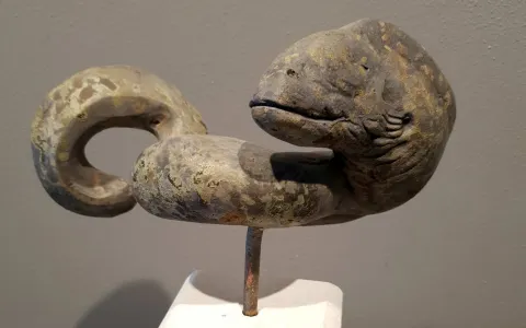 "Müren" eseri SERKAN SUPHİ ERTUĞRUL tarafından 2019 yılında 29x24x12 cm ölçülerinde Bronz tekniği ile yapılmıştır.