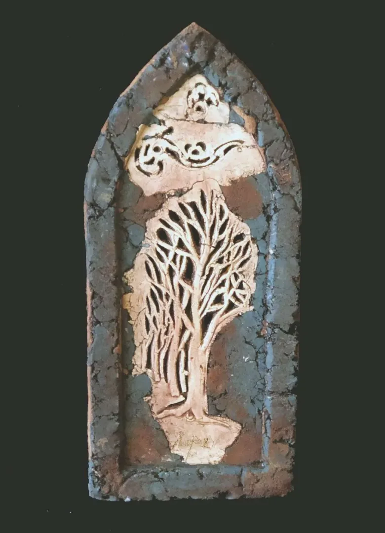 yakınlaştır "Ağaç" eseri MİNE POYRAZ tarafından 2019 yılında 40x18x2 cm ölçülerinde Seramik tekniği ile yapılmıştır.