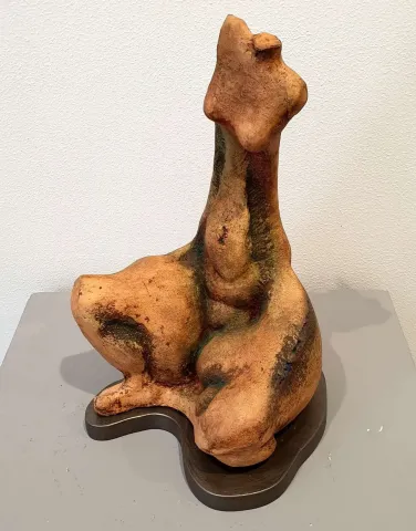 Bu eser AZİMET KARAMAN tarafından 2019 yılında 35x21x21 cm ölçülerinde Pişmiş Toprak tekniği ile yapılmıştır.