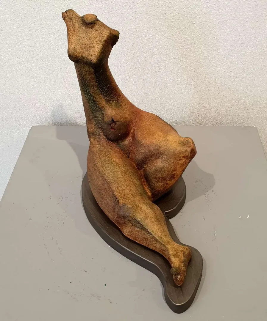 AZİMET KARAMAN — 2019 Bu eser AZİMET KARAMAN tarafından 2019 yılında 27x30x16 cm ölçülerinde Pişmiş Toprak tekniği ile yapılmıştır.