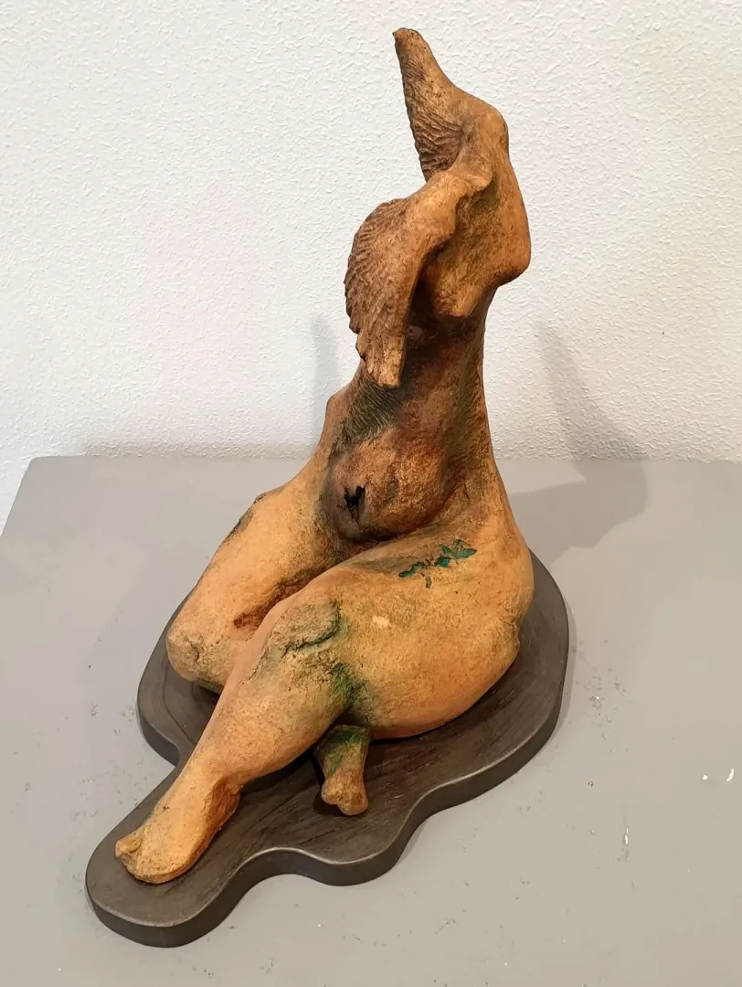 AZİMET KARAMAN — 2019 Bu eser AZİMET KARAMAN tarafından 2019 yılında 26x36x15 cm ölçülerinde Pişmiş Toprak tekniği ile yapılmıştır.