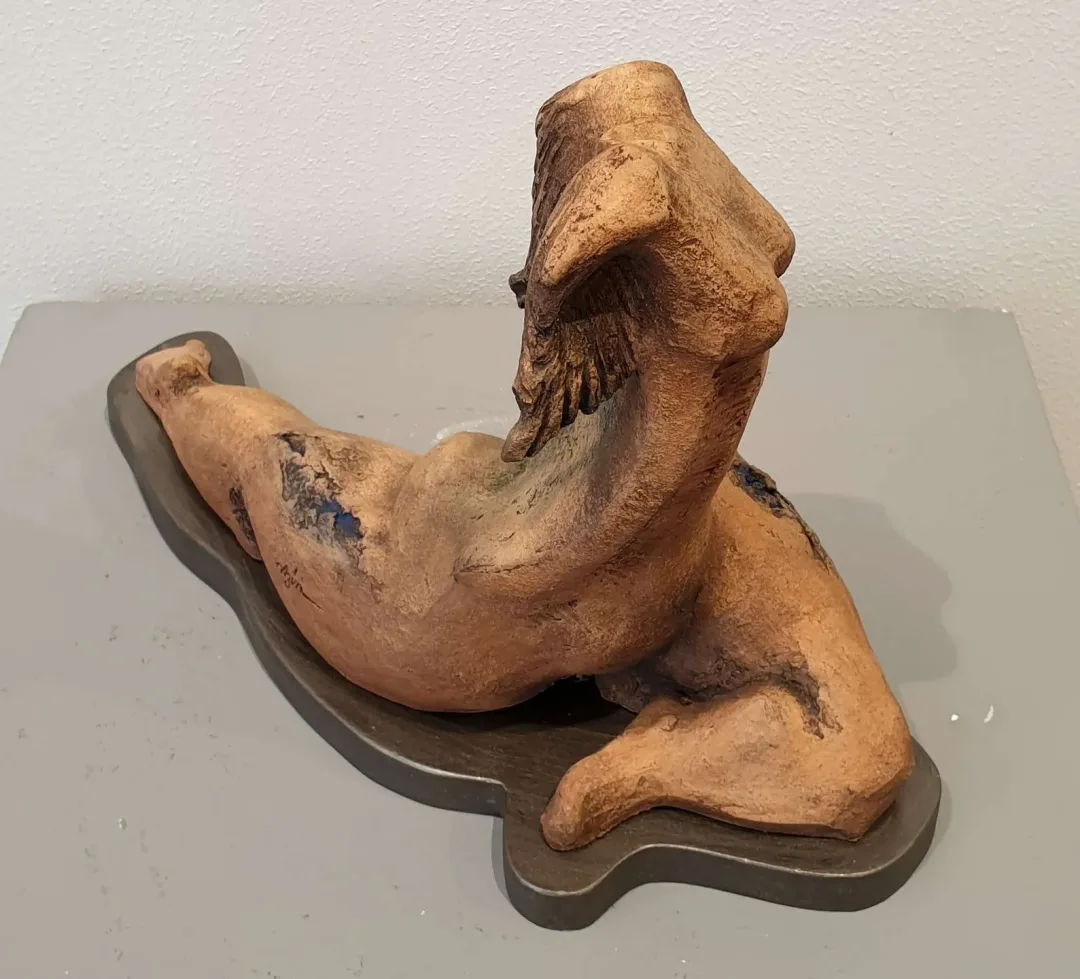 AZİMET KARAMAN — 2019 Bu eser AZİMET KARAMAN tarafından 2019 yılında 28x29x20 cm ölçülerinde Pişmiş Toprak tekniği ile yapılmıştır.