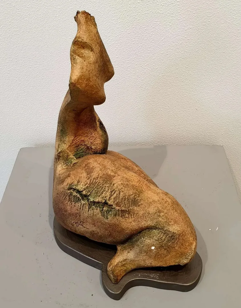 yakınlaştır "İsimsiz" eseri AZİMET KARAMAN tarafından 2019 yılında 34x31x19 cm ölçülerinde Pişmiş Toprak tekniği ile yapılmıştır.