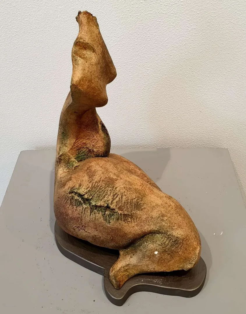 AZİMET KARAMAN — 2019 Bu eser AZİMET KARAMAN tarafından 2019 yılında 34x31x19 cm ölçülerinde Pişmiş Toprak tekniği ile yapılmıştır.