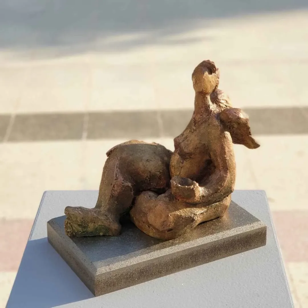AZİMET KARAMAN — “İsimsiz”, 2019 "İsimsiz" eseri AZİMET KARAMAN tarafından 2019 yılında Pişmiş Toprak tekniği ile yapılmıştır.