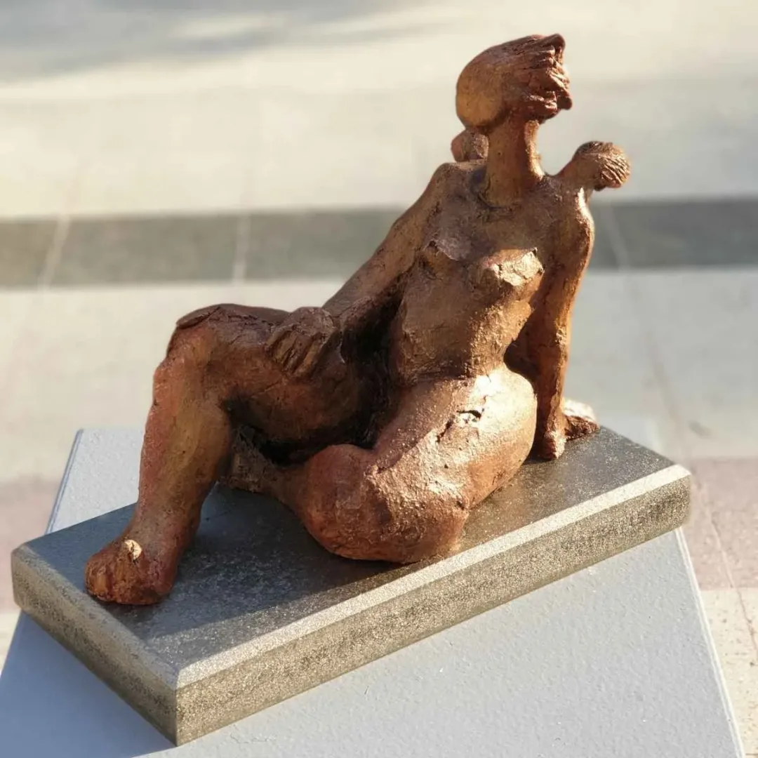 AZİMET KARAMAN — “İsimsiz”, 2019 "İsimsiz" eseri AZİMET KARAMAN tarafından 2019 yılında Pişmiş Toprak tekniği ile yapılmıştır.
