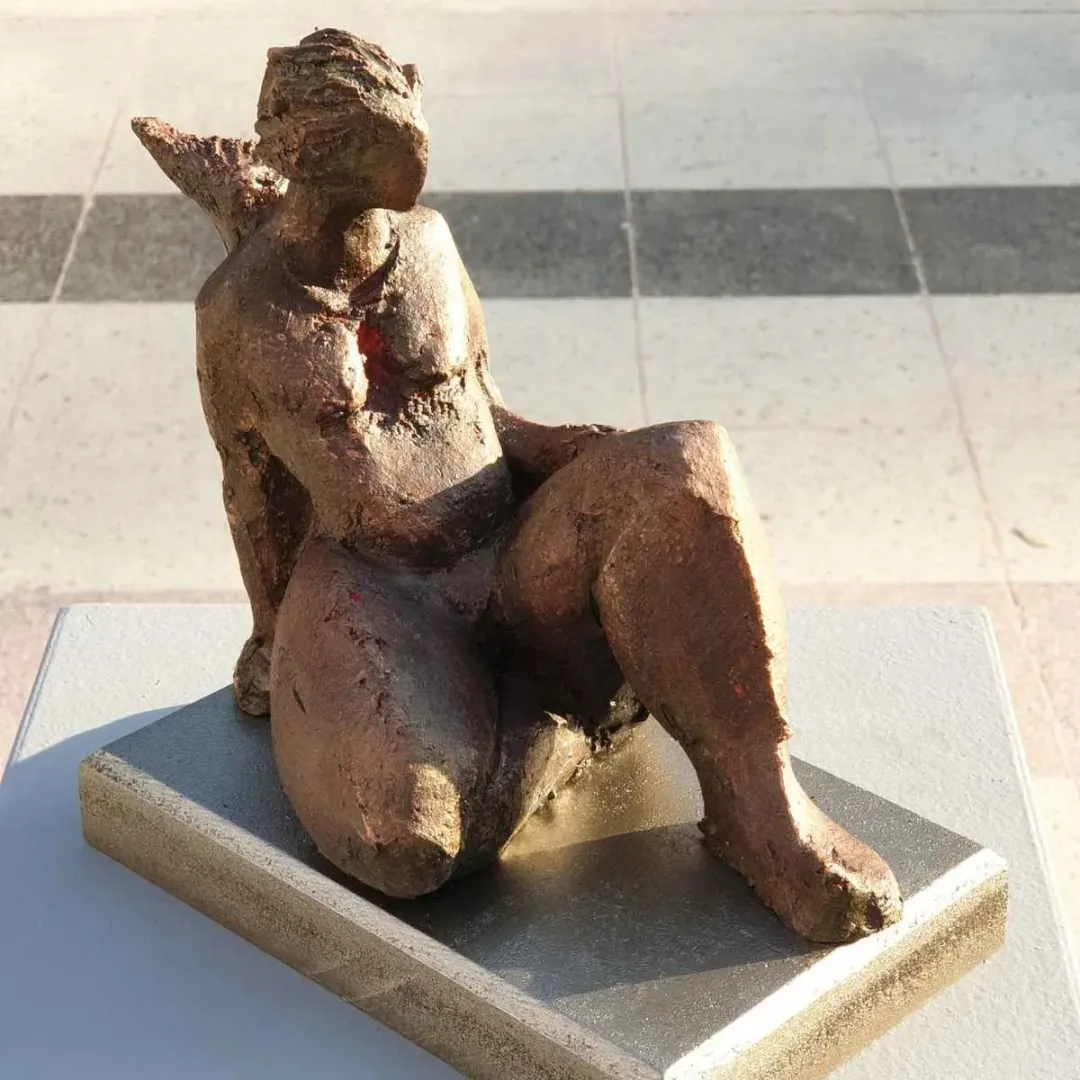 AZİMET KARAMAN — “İsimsiz”, 2019 "İsimsiz" eseri AZİMET KARAMAN tarafından 2019 yılında Pişmiş Toprak tekniği ile yapılmıştır.