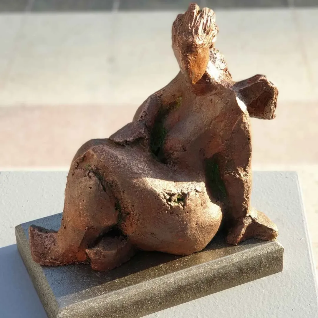 AZİMET KARAMAN — “İsimsiz”, 2019 "İsimsiz" eseri AZİMET KARAMAN tarafından 2019 yılında Pişmiş Toprak tekniği ile yapılmıştır.