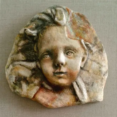 "İsimsiz" eseri HASAN ÇAĞLAYAN tarafından 2019 yılında 25x25 cm ölçülerinde Yapay kaya üzeri karışık teknik tekniği ile yapılmıştır.