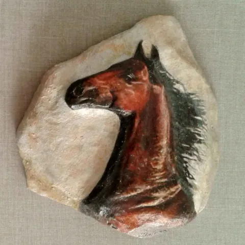 "İsimsiz" eseri HASAN ÇAĞLAYAN tarafından 2019 yılında 25x25 cm ölçülerinde Yapay kaya üzeri karışık teknik tekniği ile yapılmıştır.