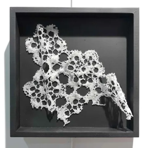 SERAP BEDEL — “Ezo Gelinin Çeyizi” "Ezo Gelinin Çeyizi" eseri SERAP BEDEL tarafından 25x25 cm ölçülerinde Kalıpta Şekillendirme tekniği ile yapılmıştır.