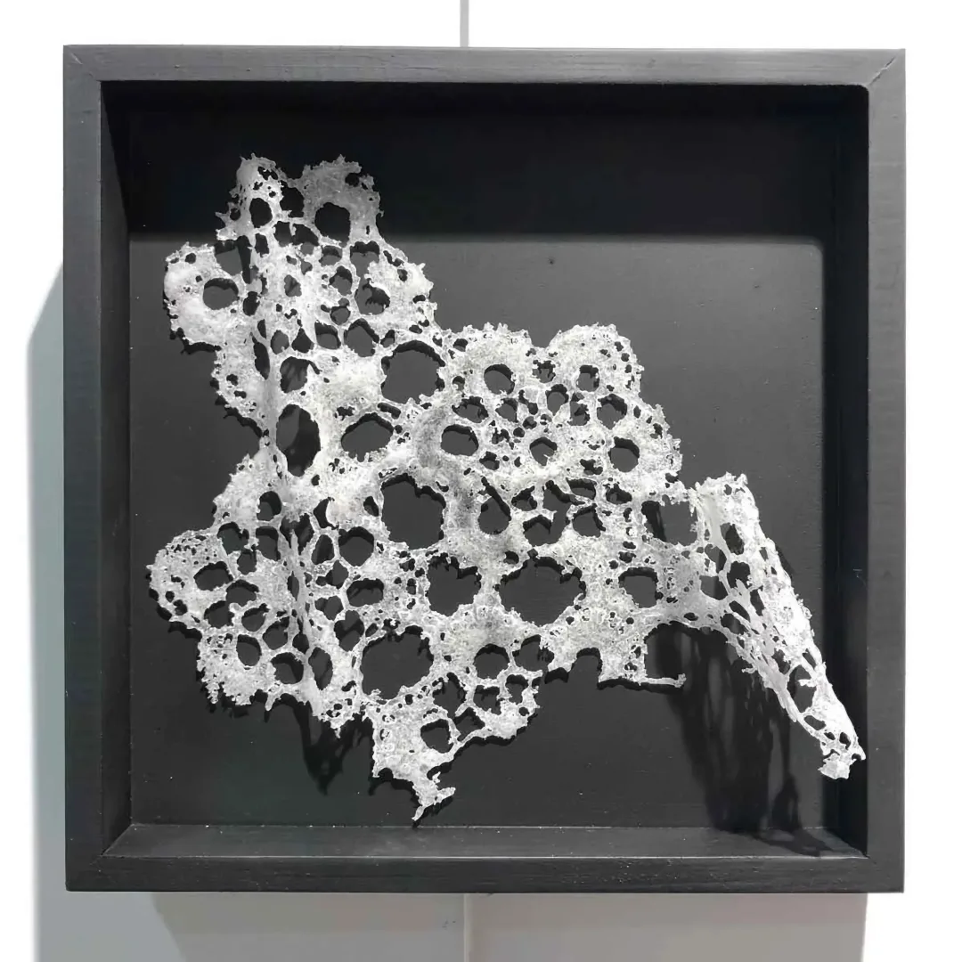 "Ezo Gelinin Çeyizi" eseri SERAP BEDEL tarafından 25x25 cm ölçülerinde Kalıpta Şekillendirme tekniği ile yapılmıştır.