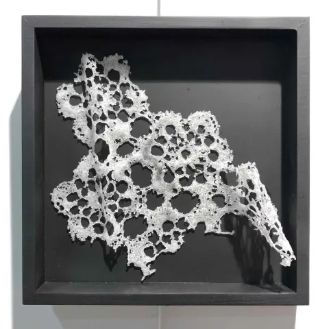 SERAP BEDEL — “Ezo Gelinin Çeyizi” "Ezo Gelinin Çeyizi" eseri SERAP BEDEL tarafından 25x25 cm ölçülerinde Kalıpta Şekillendirme tekniği ile yapılmıştır.