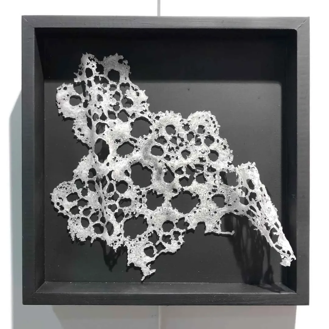 yakınlaştır "Ezo Gelinin Çeyizi" eseri SERAP BEDEL tarafından 25x25 cm ölçülerinde Kalıpta Şekillendirme tekniği ile yapılmıştır.