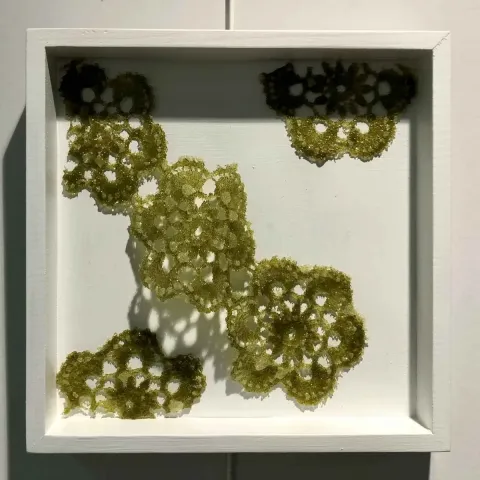 SERAP BEDEL — “Ezo Gelinin Çeyizi” "Ezo Gelinin Çeyizi" eseri SERAP BEDEL tarafından 25x25 cm ölçülerinde Kalıpta Şekillendirme tekniği ile yapılmıştır.