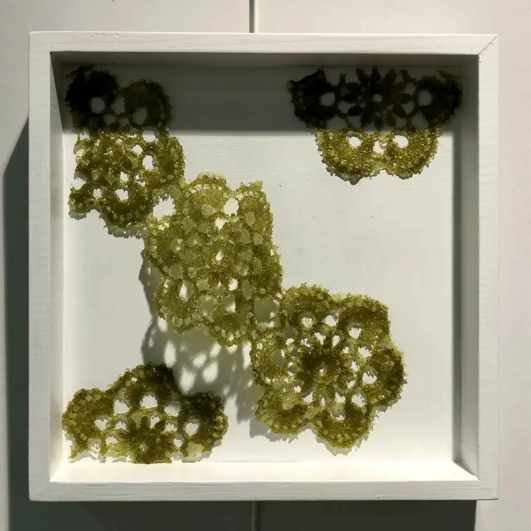 yakınlaştır "Ezo Gelinin Çeyizi" eseri SERAP BEDEL tarafından 25x25 cm ölçülerinde Kalıpta Şekillendirme tekniği ile yapılmıştır.
